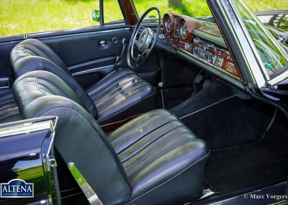 Image 27/52 de Mercedes-Benz 220 SE b (1963)