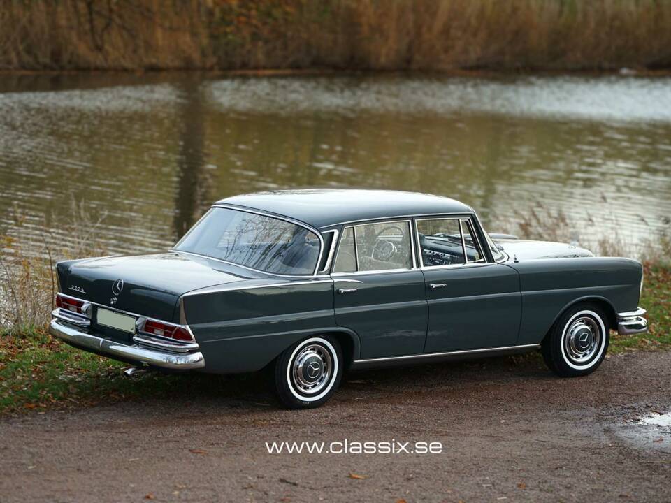 Image 4/24 of Mercedes-Benz 220 S b (1965)