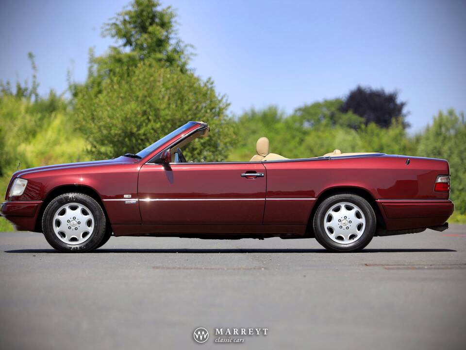 Bild 2/79 von Mercedes-Benz E 220 (1996)
