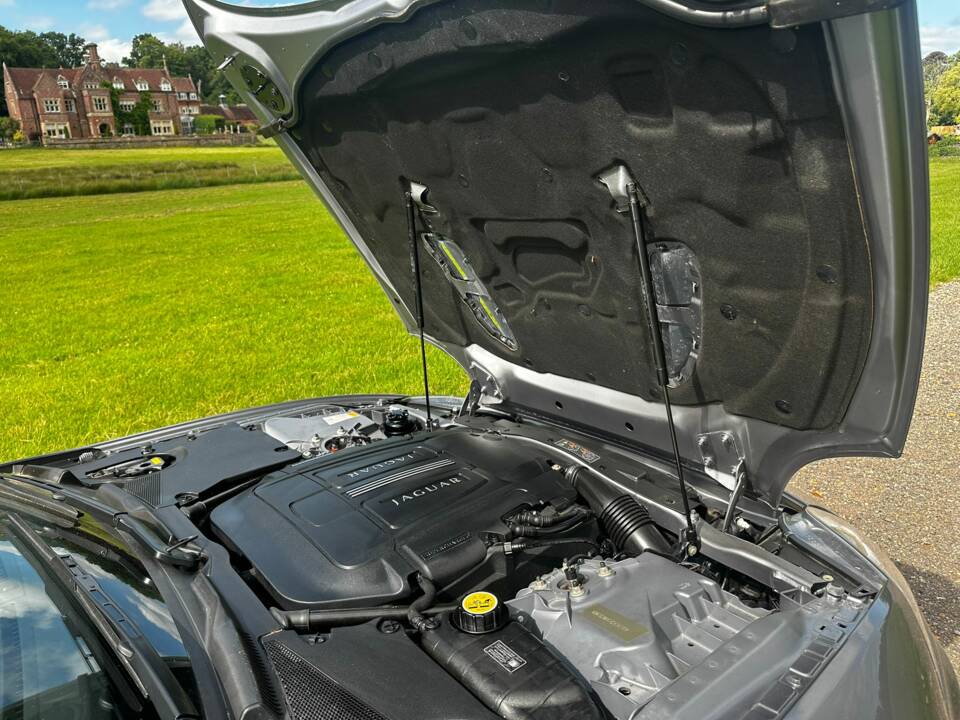 Image 38/46 of Jaguar XKR (2010)