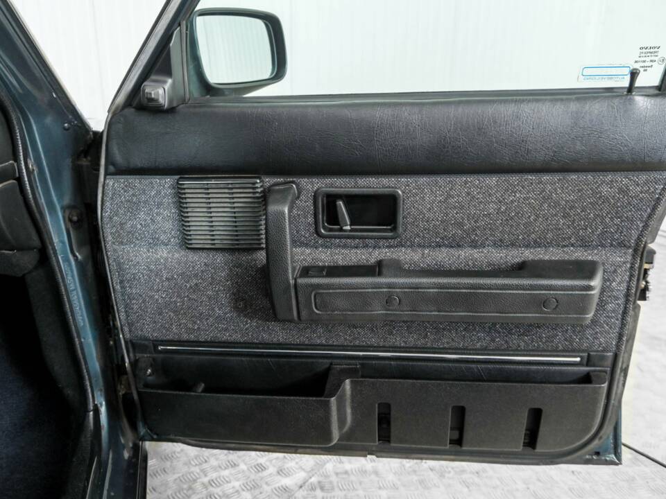 Immagine 34/50 di Volvo 240 GL (1990)