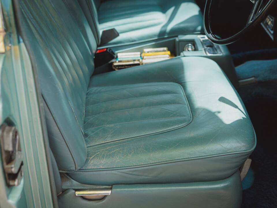 Image 16/42 of Rolls-Royce Silver Shadow II (1977)