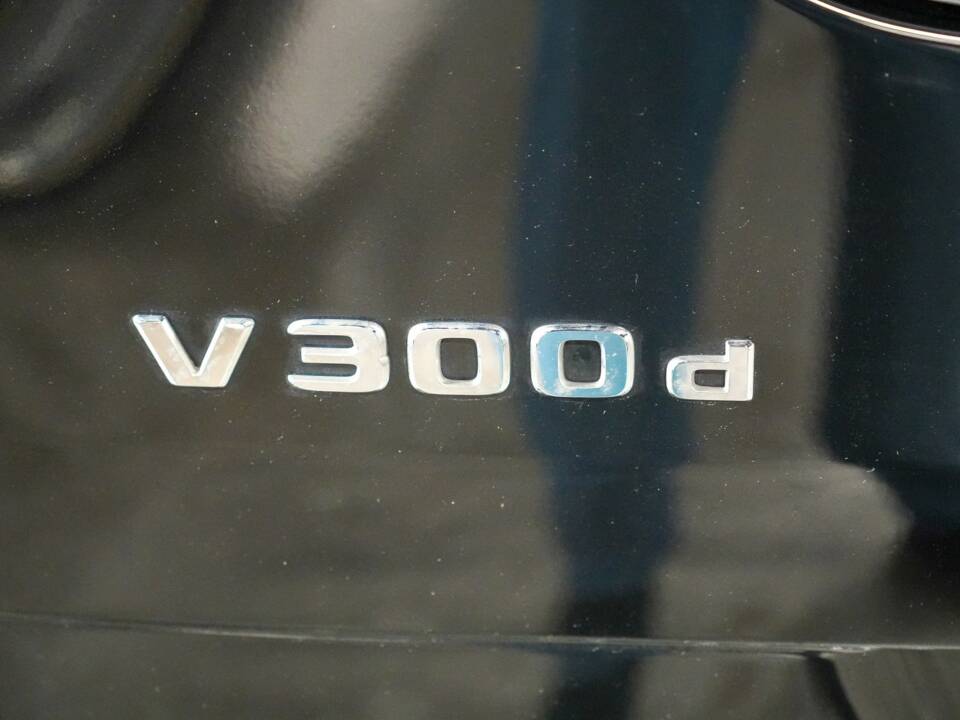 Image 15/35 of Mercedes-Benz V 300 d 4MATIC (2025)
