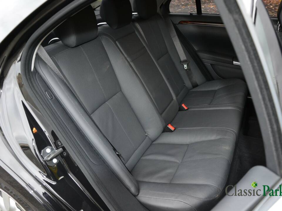 Image 30/50 of Mercedes-Benz S 500 (2006)