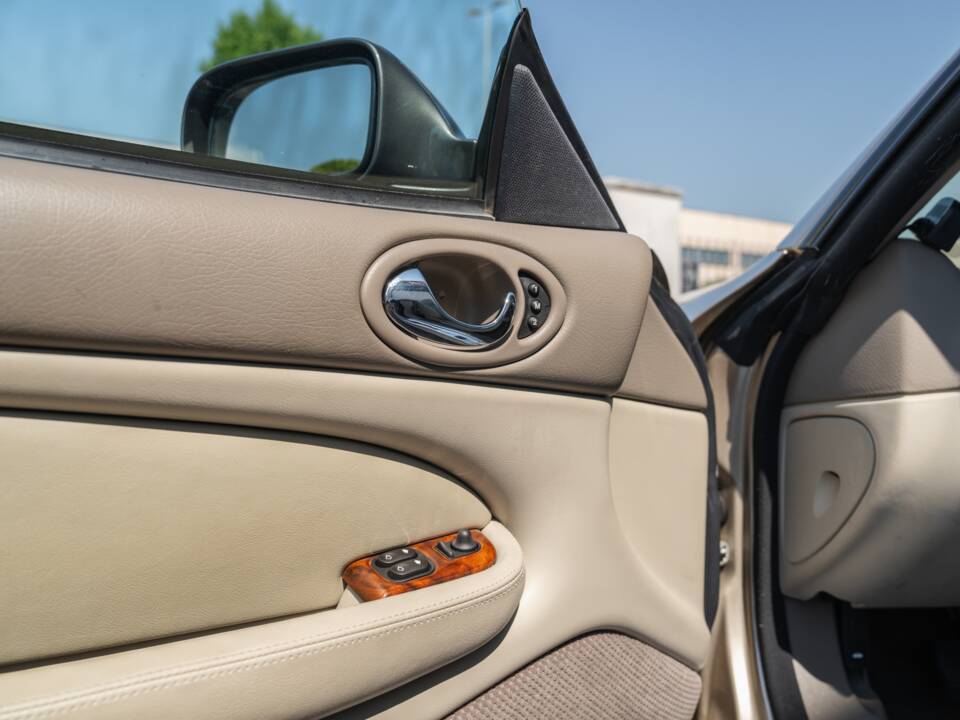 Image 57/91 de Jaguar XK8 4.0 (2000)