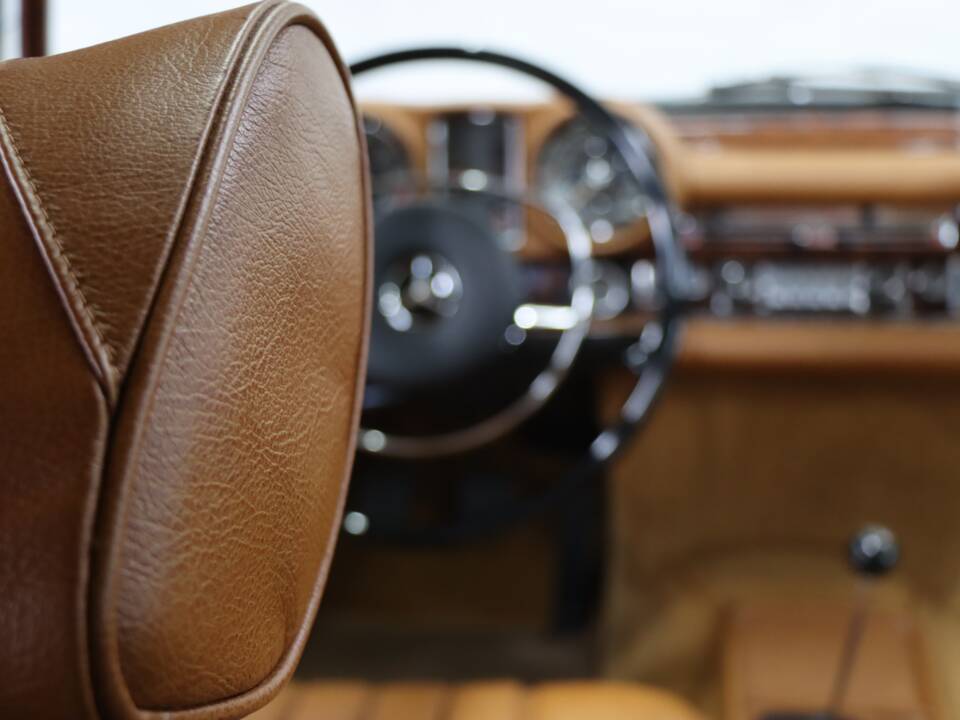 Image 20/99 of Mercedes-Benz 280 SE 3,5 (1971)