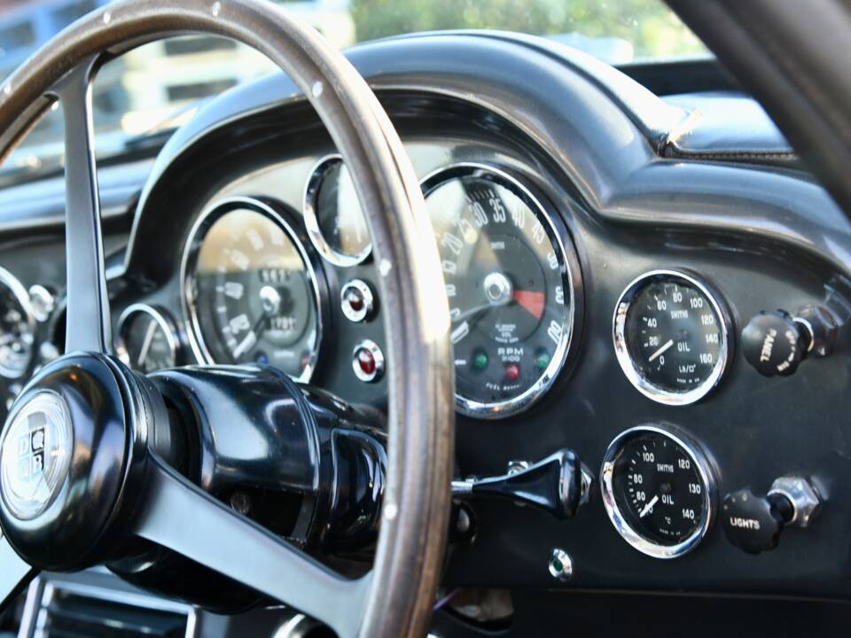 Image 17/19 of Aston Martin DB 6 (1969)