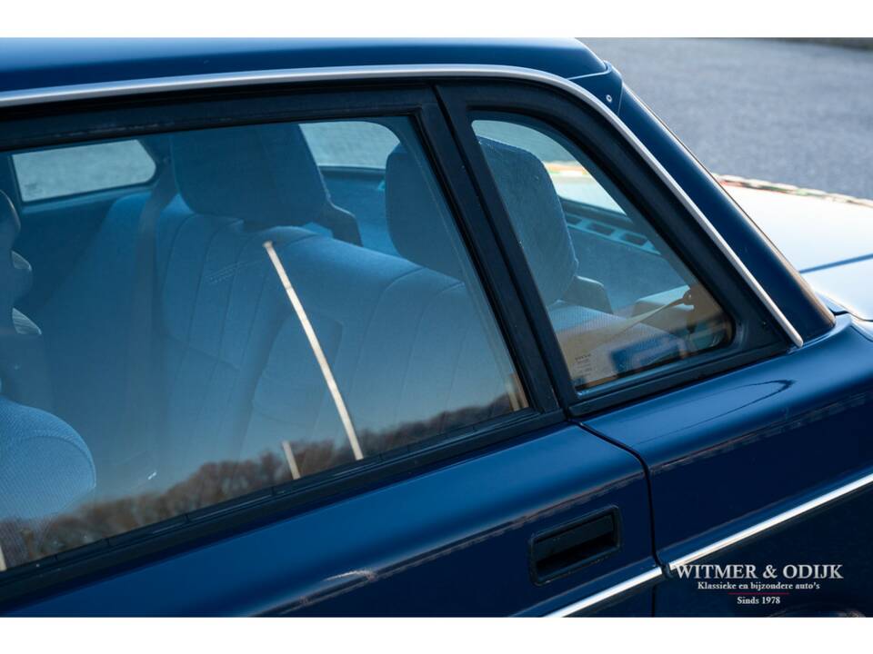 Image 19/28 of Volvo 240 (1992)