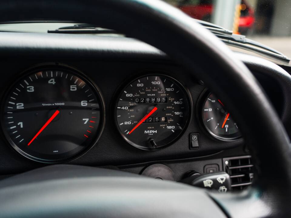 Image 38/60 of Porsche 911 Targa (1996)