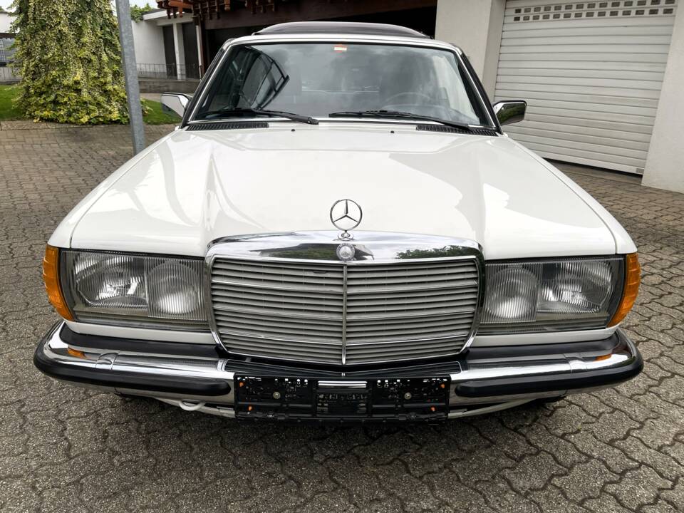 Image 3/24 de Mercedes-Benz 230 CE (1985)