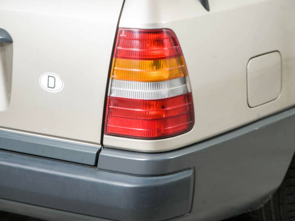 Bild 29/50 von Mercedes-Benz 230 TE (1987)