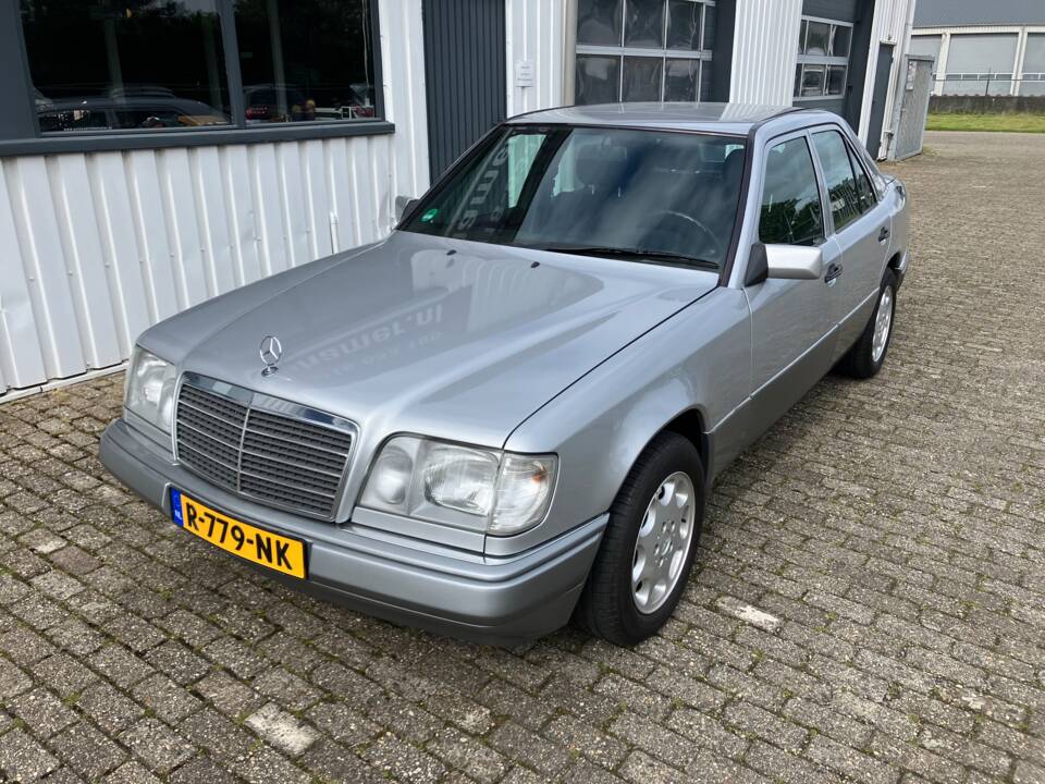 Image 3/10 de Mercedes-Benz E 220 (1995)