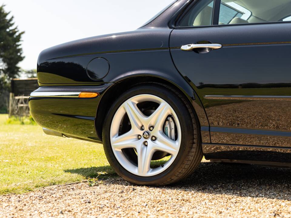 Image 38/43 of Jaguar XJR (2003)