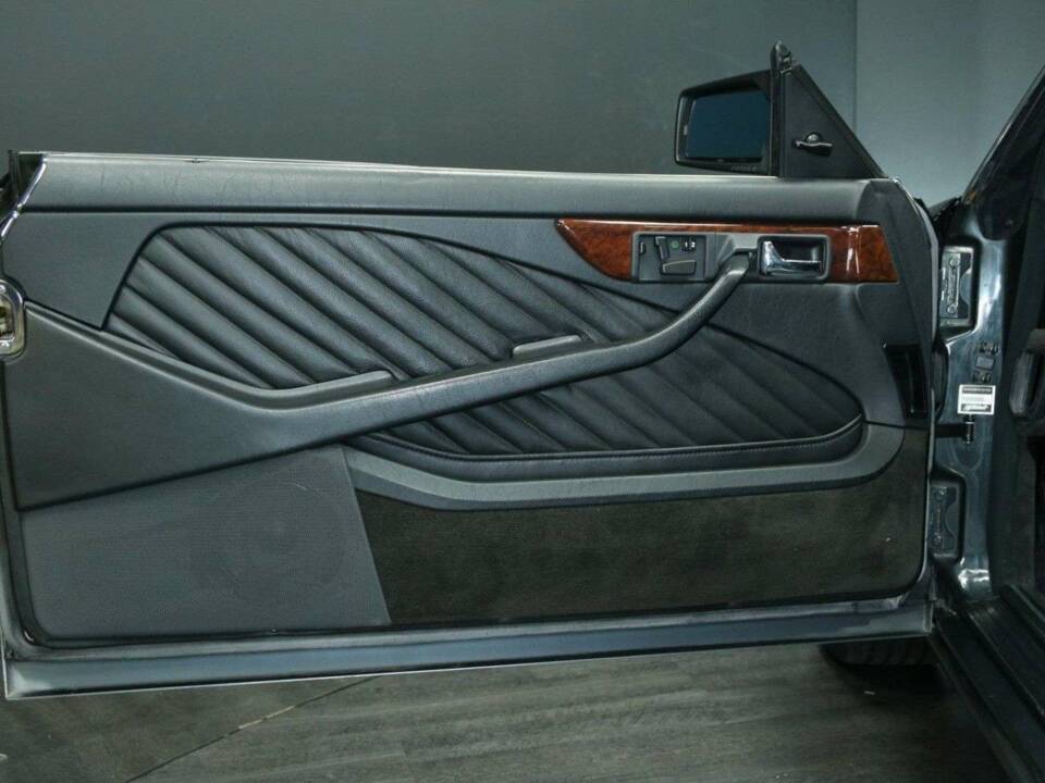 Immagine 10/50 di Mercedes-Benz 560 SEC (1990)
