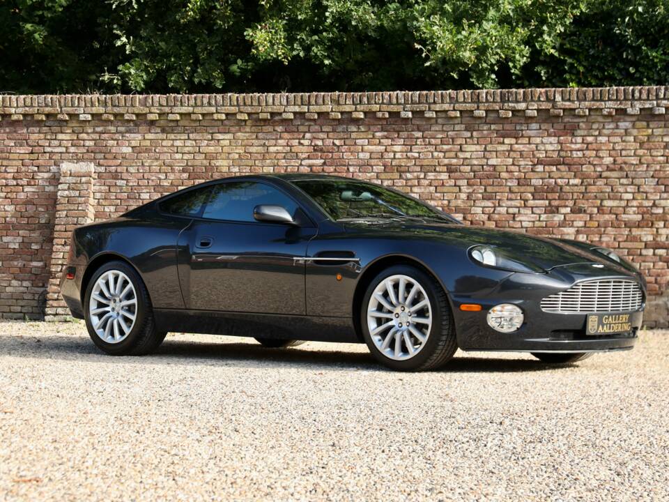 Afbeelding 50/50 van Aston Martin V12 Vanquish (2003)