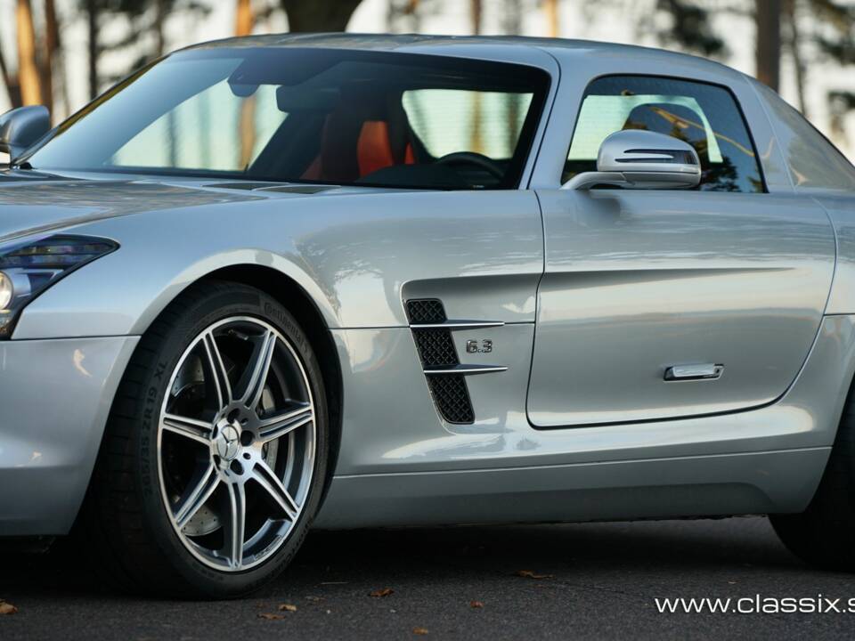 Image 18/26 de Mercedes-Benz SLS AMG (2011)