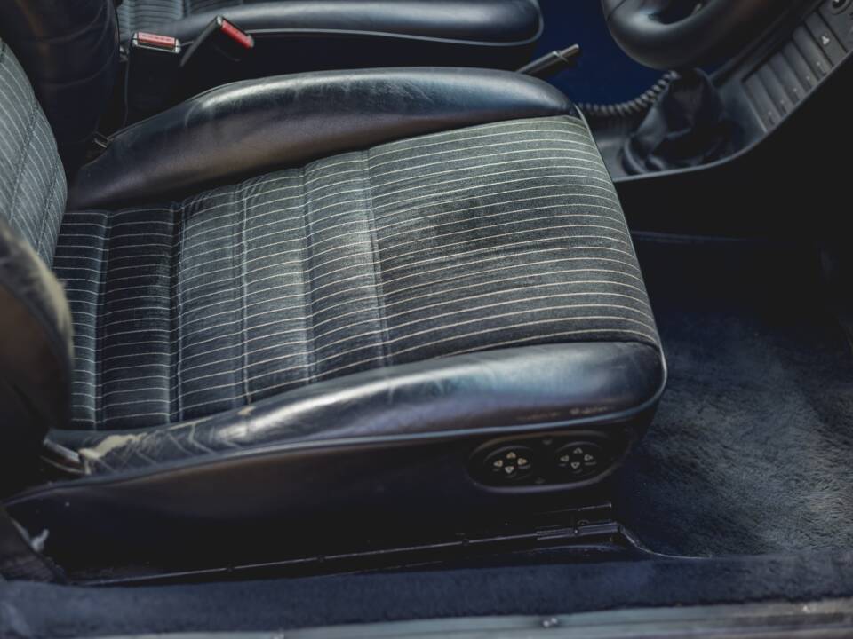 Image 31/33 of Porsche 911 Carrera 3.2 (1988)