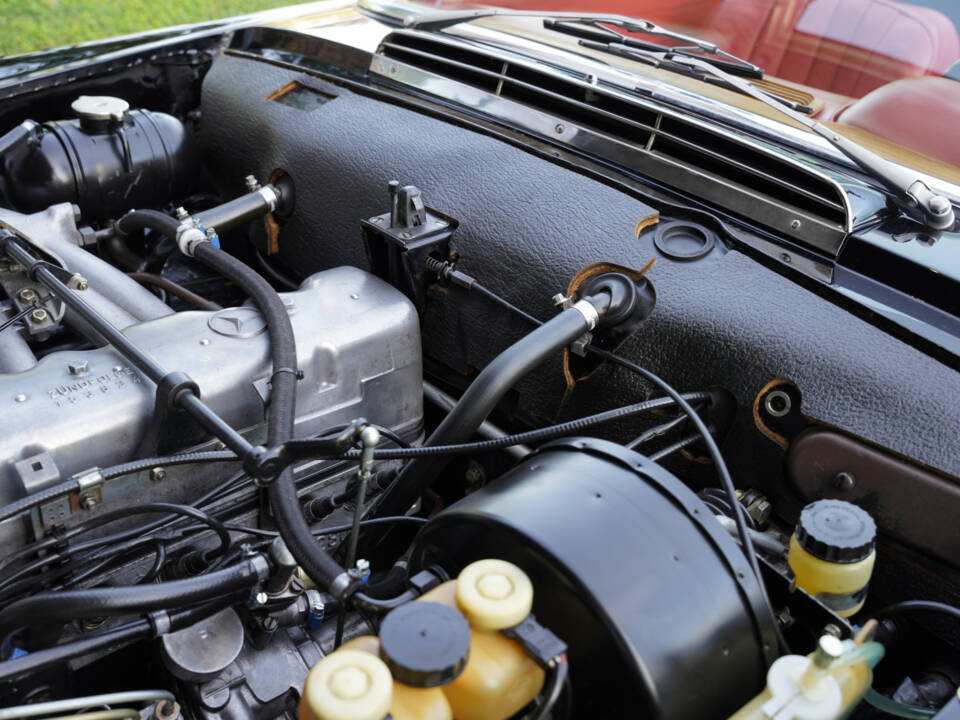 Image 13/50 de Mercedes-Benz 280 SL (1969)