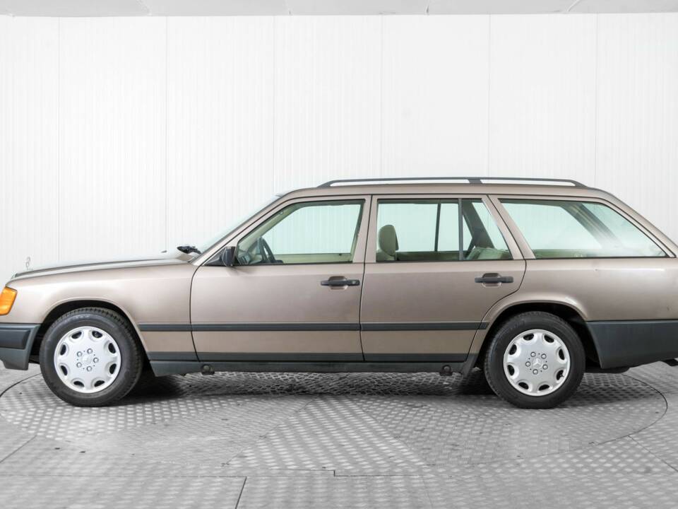 Image 9/50 of Mercedes-Benz 300 TD (1986)