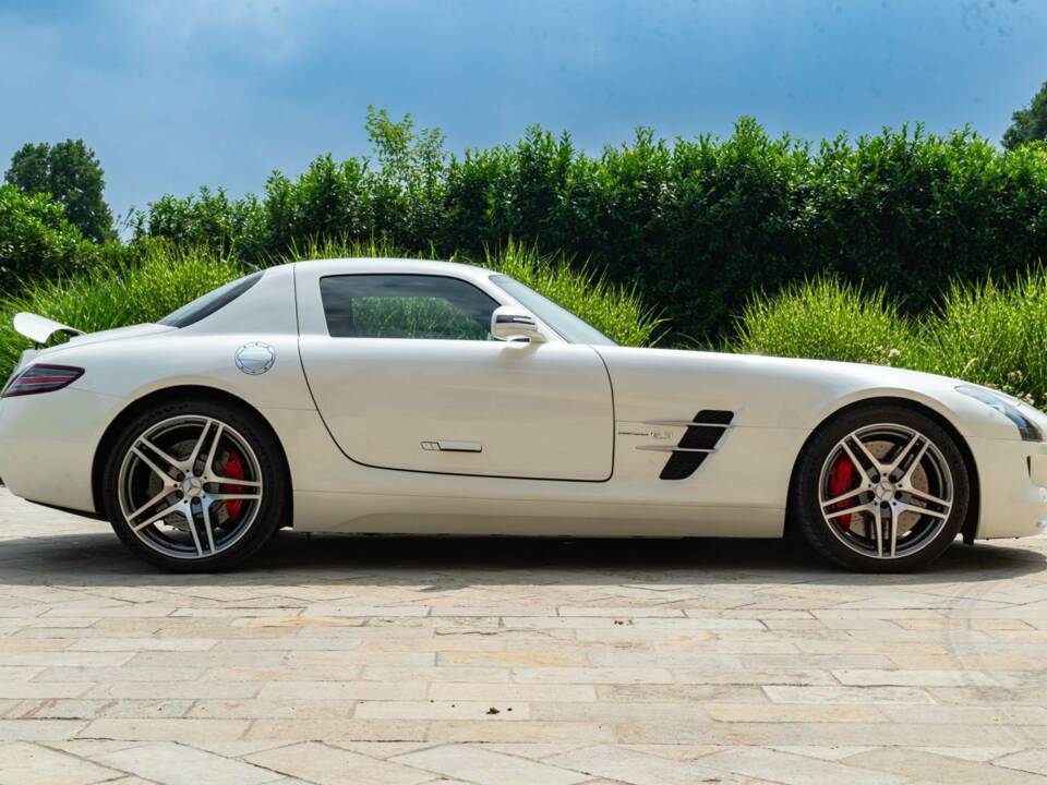 Image 9/50 of Mercedes-Benz SLS AMG (2010)