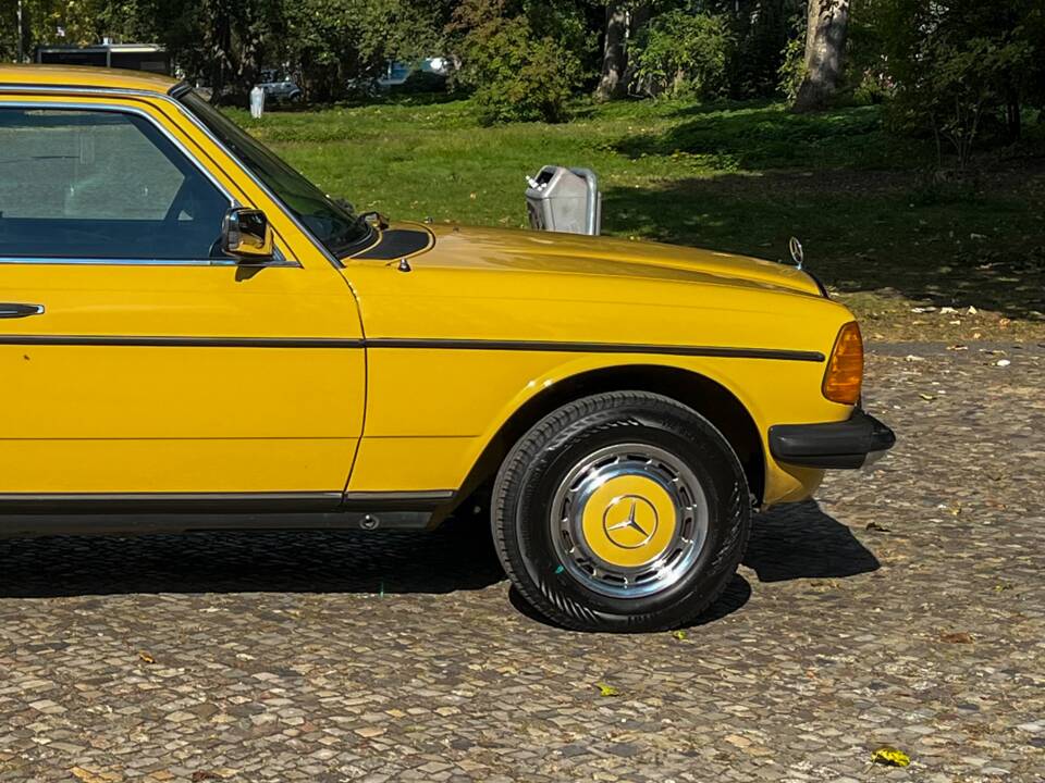 Image 22/139 of Mercedes-Benz 240 D (1978)