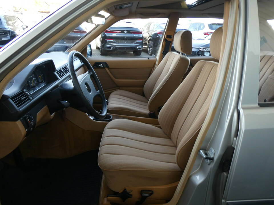 Image 9/24 of Mercedes-Benz 200 D (1988)