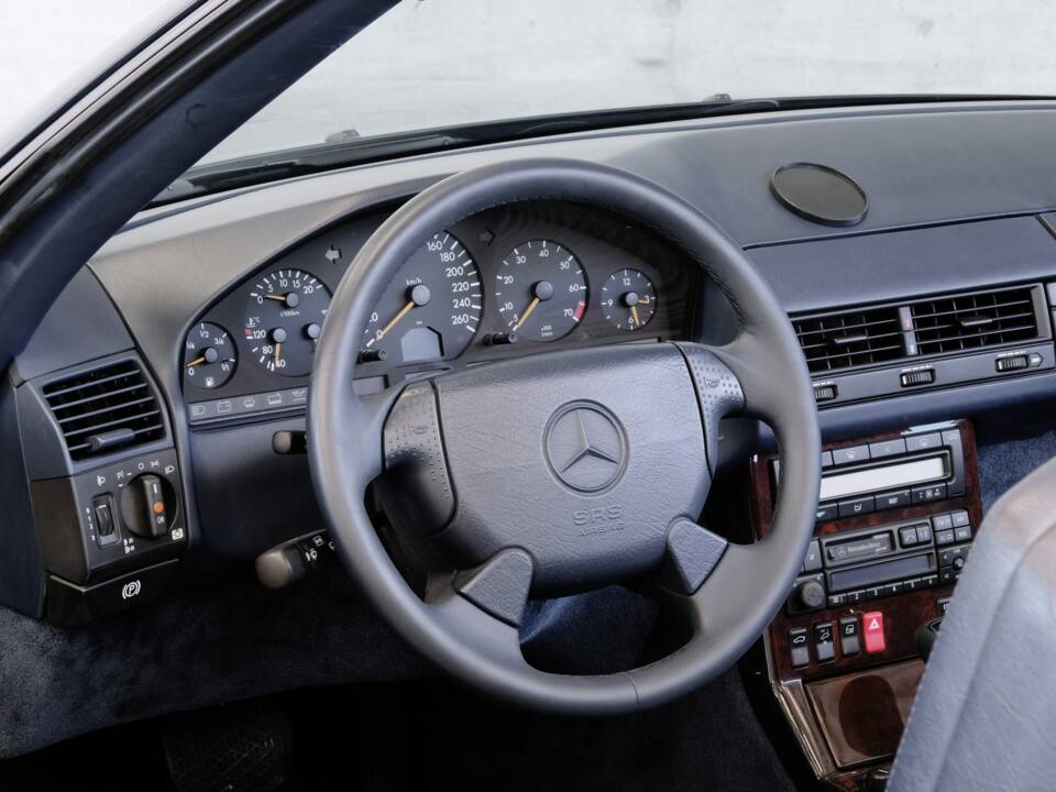 Image 14/46 of Mercedes-Benz SL 320 (1998)