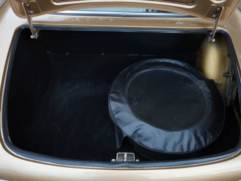 Image 21/50 of Volvo 1800 E (1972)