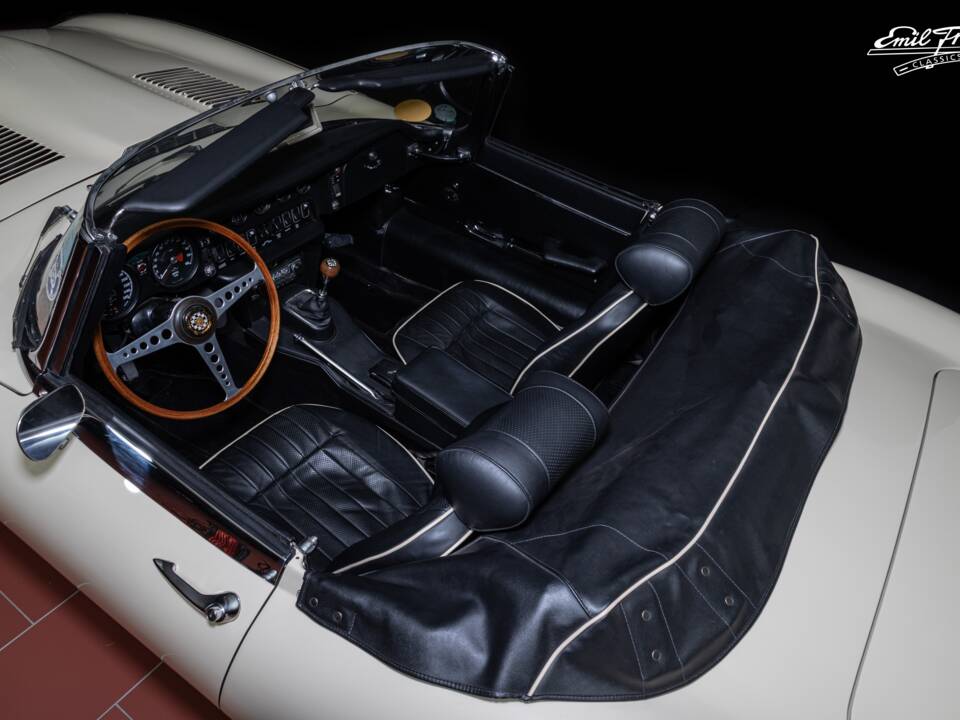 Image 6/7 de Jaguar E-Type (1970)