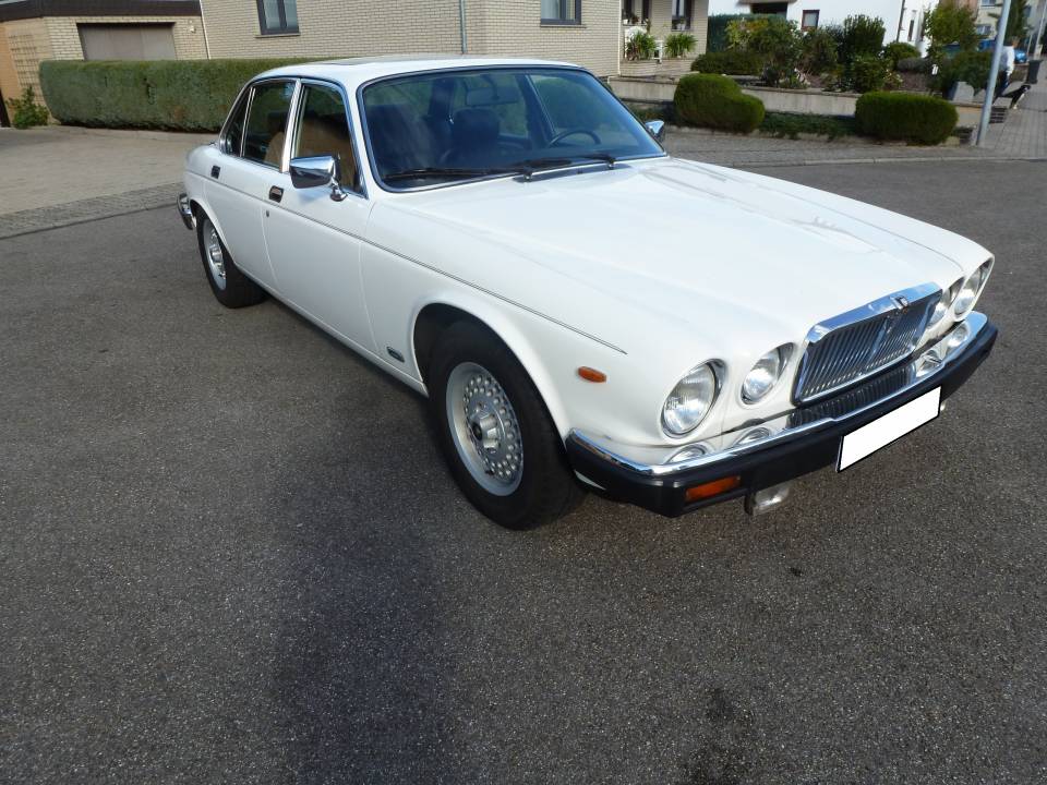 Image 2/36 of Jaguar XJ 6 4.2 (1984)