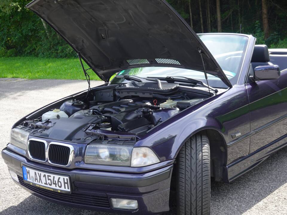 Image 18/21 de BMW 320i (1994)