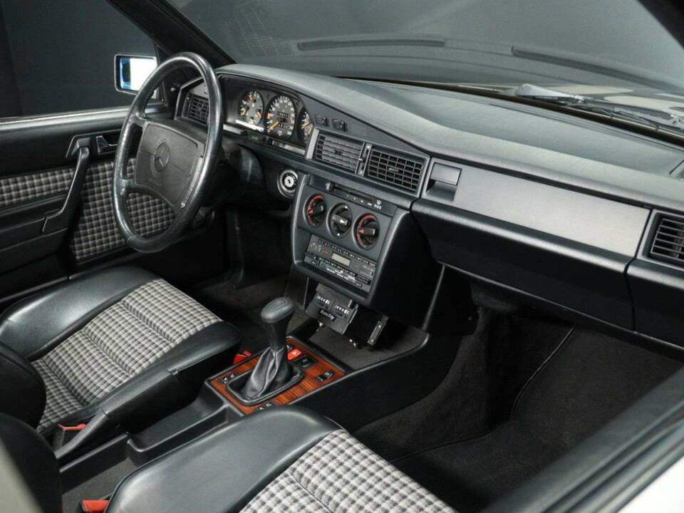 Image 18/30 of Mercedes-Benz 190 E 2.3-16 (1984)