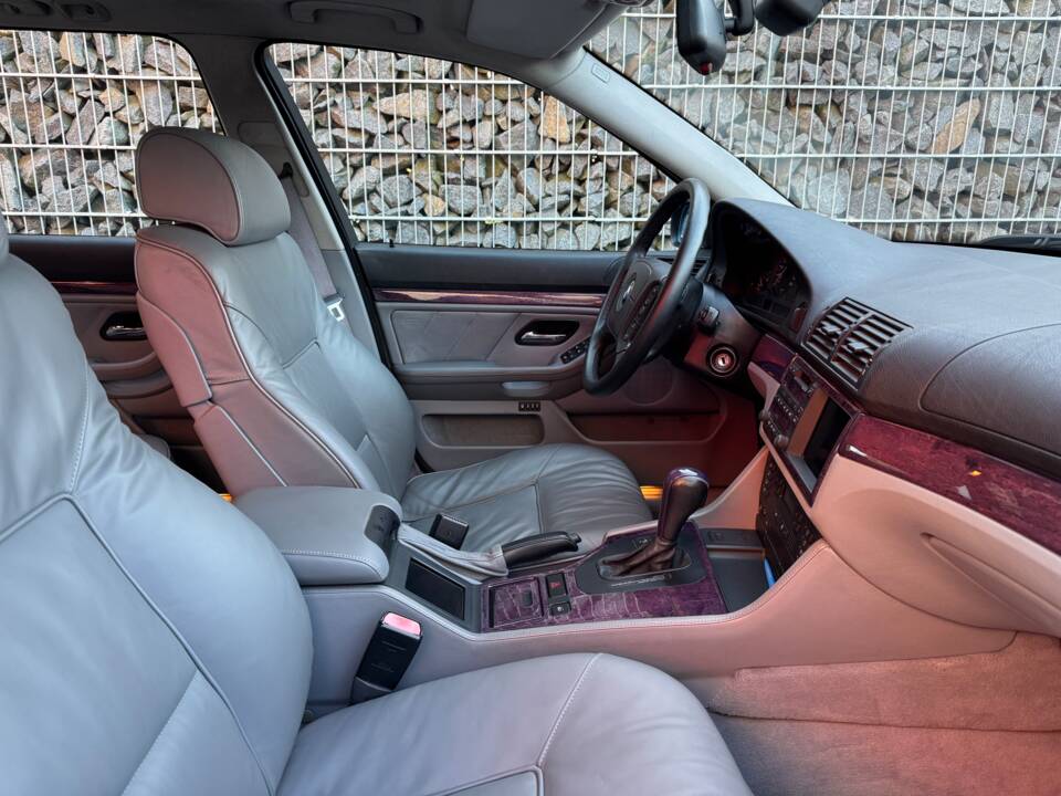 Image 86/100 of BMW 540i Touring (1998)