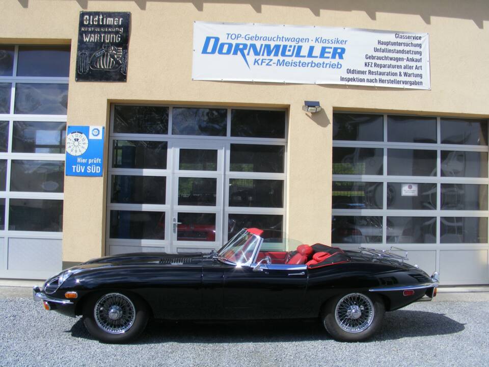 Image 2/30 de Jaguar E-Type (1971)