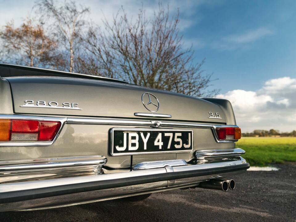 Image 34/50 de Mercedes-Benz 280 SE 3,5 (1971)