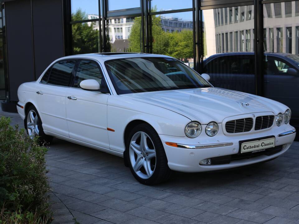 Imagen 21/77 de Jaguar XJ 8 4.2 (2005)