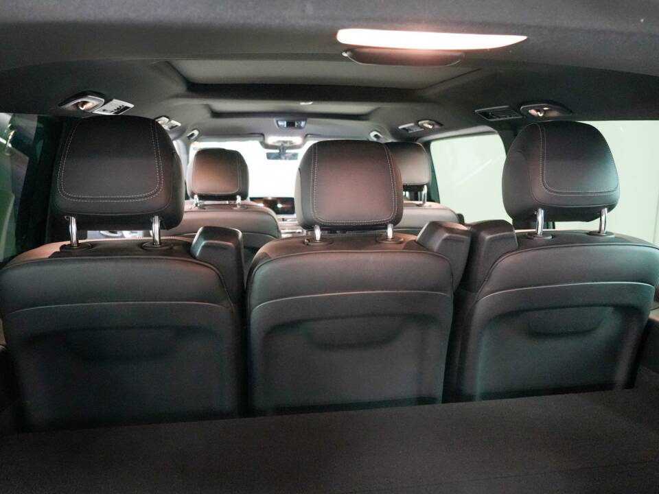 Image 13/35 of Mercedes-Benz V 300 d 4MATIC (2025)