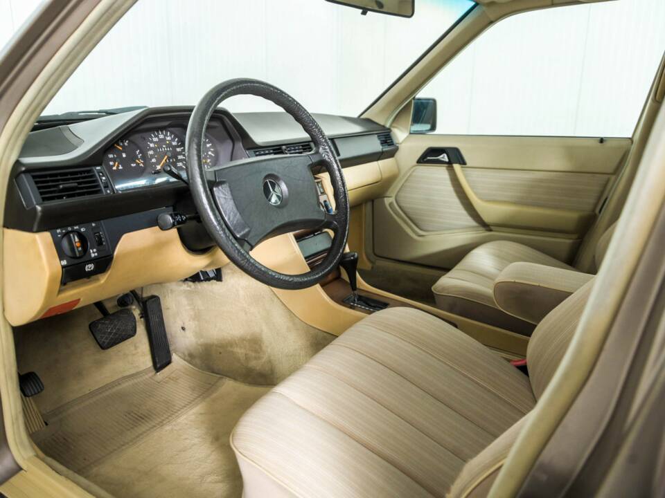 Image 11/50 of Mercedes-Benz 300 TD (1986)