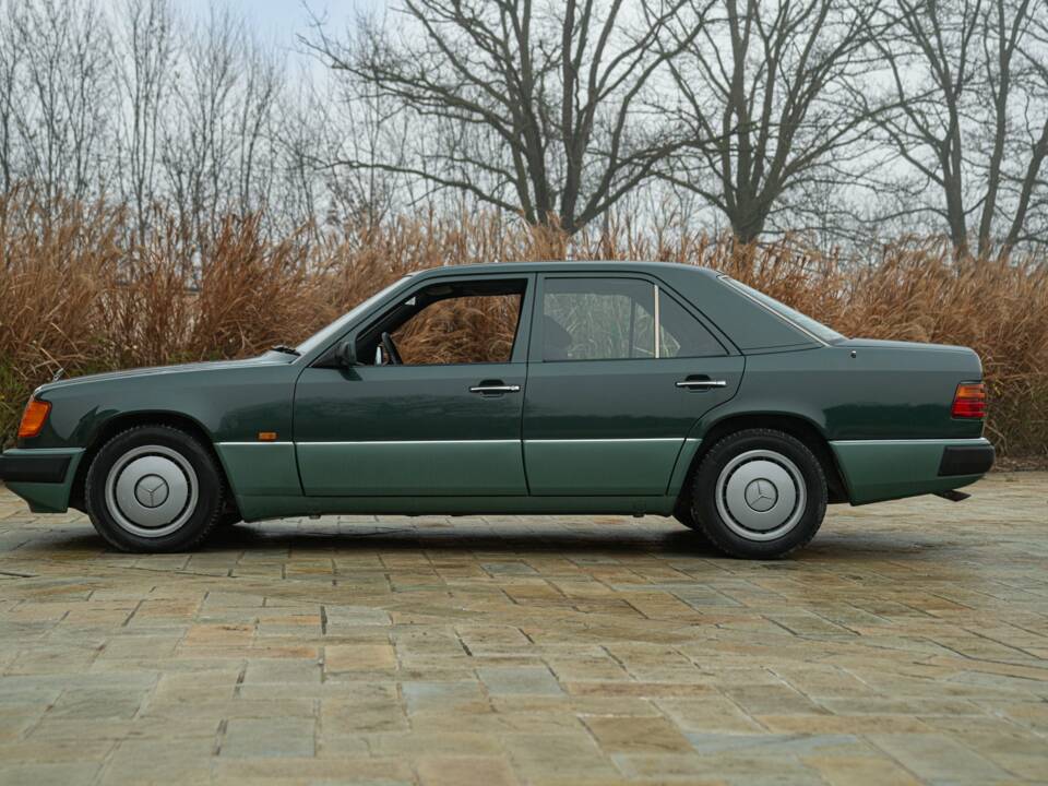 Bild 5/50 von Mercedes-Benz 200 D (1990)