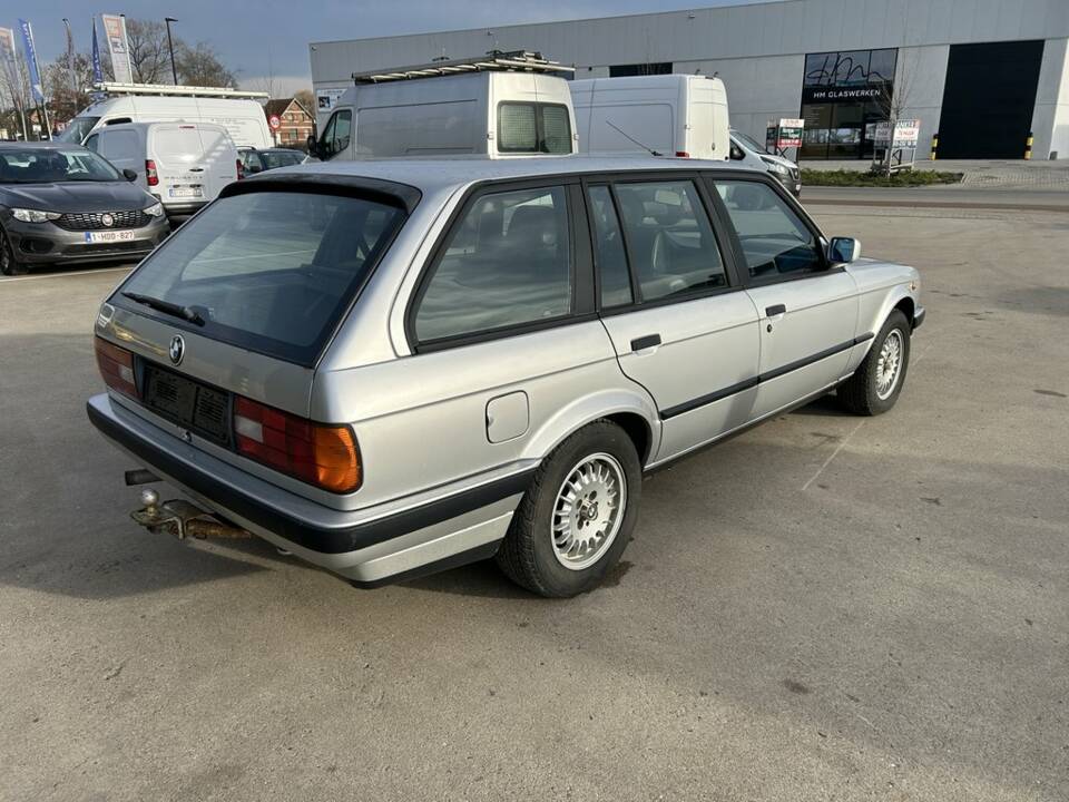 Image 4/8 of BMW 318i Touring (1993)