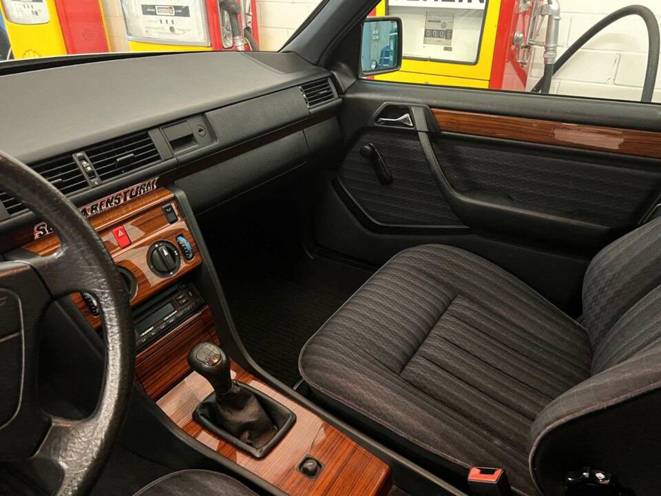 Image 10/18 de Mercedes-Benz E 200 (1993)