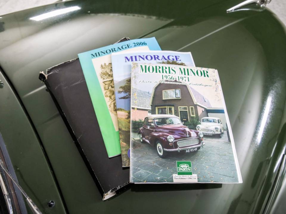 Image 39/50 of Morris Minor 1000 Traveller (1971)