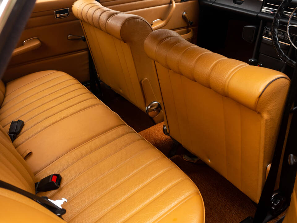 Immagine 43/50 di Mercedes-Benz 220 (1971)