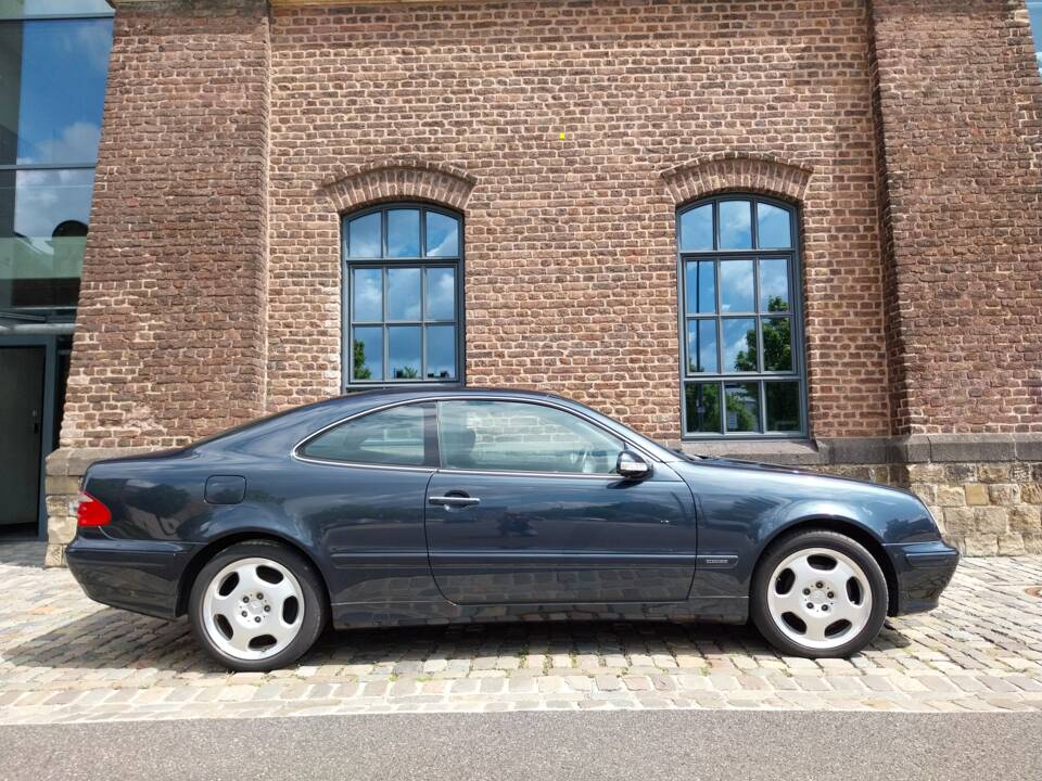 Afbeelding 3/32 van Mercedes-Benz CLK 230 Kompressor (2001)