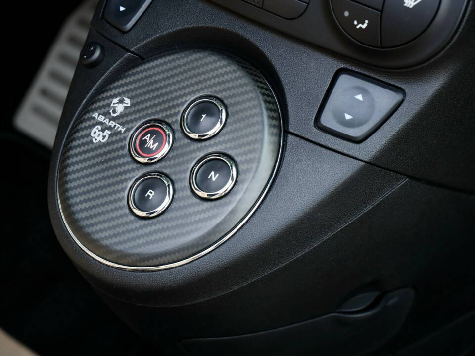 Immagine 43/50 di Abarth 695 &quot;Edizione Maserati&quot; (2013)