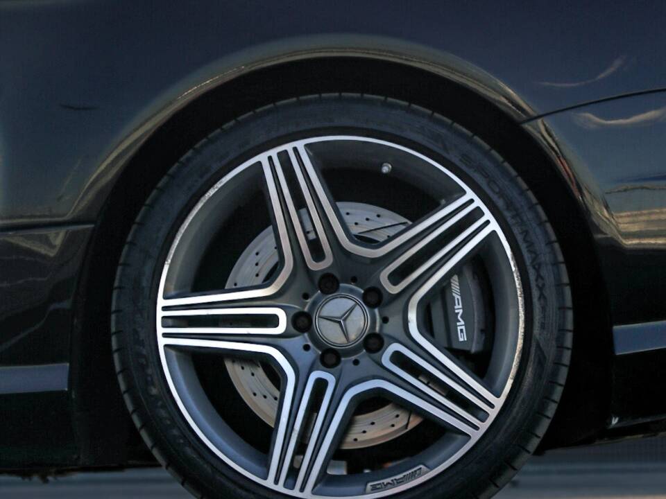 Image 19/33 de Mercedes-Benz SL 63 AMG (2012)