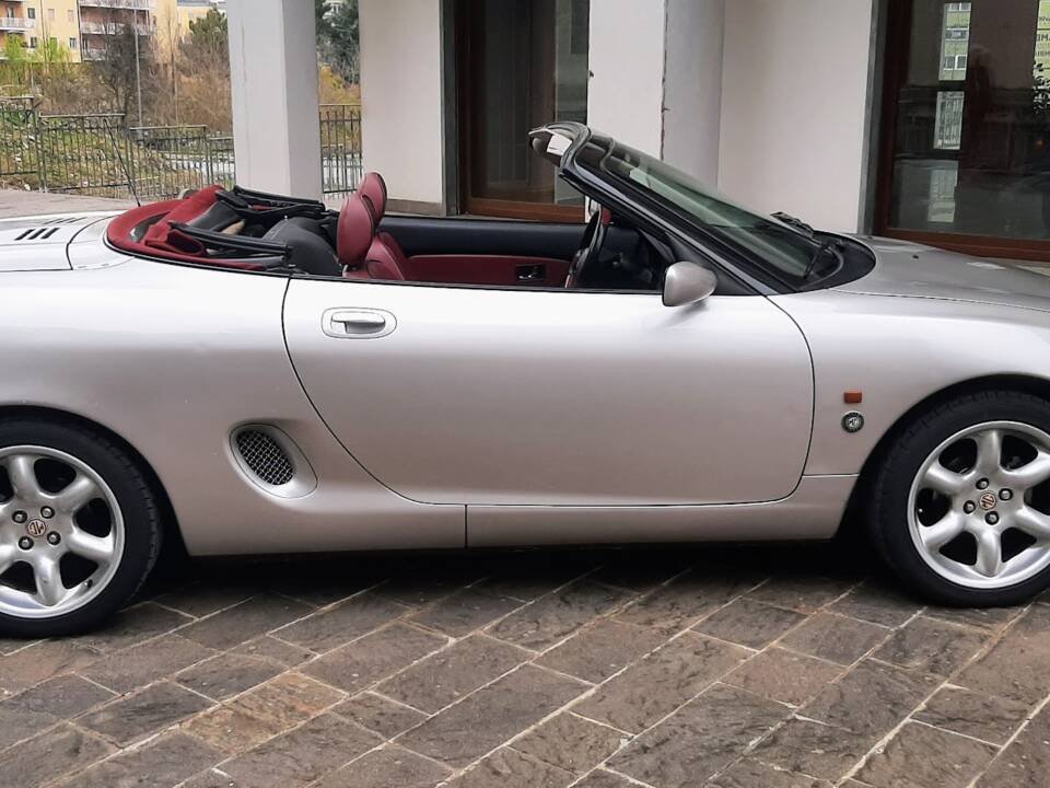 Immagine 8/50 di MG F 1.8i VVC 75 LE "75th Anniversary" (1999)