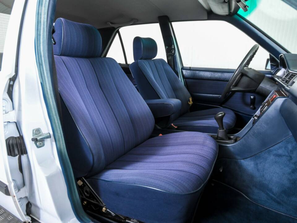 Image 13/50 of Mercedes-Benz 200 (1986)