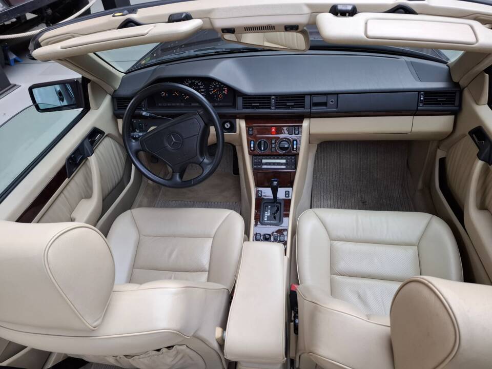 Image 8/42 of Mercedes-Benz 300 CE-24 (1993)