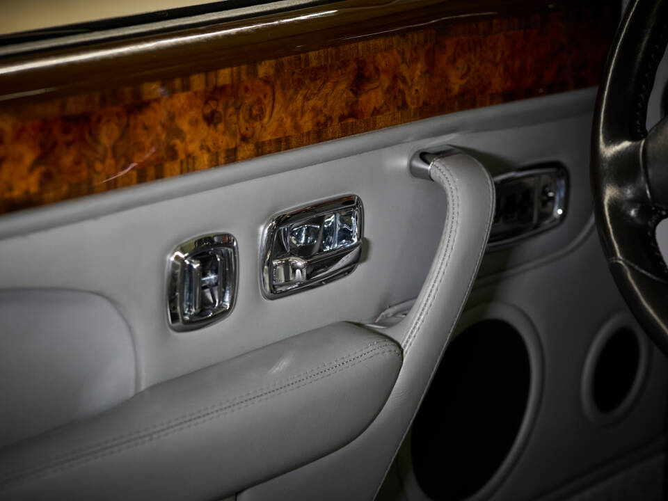 Image 38/77 of Bentley Azure (2001)